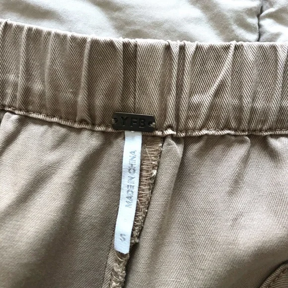 YFB KHAKIE WIDE-LEG PANTS,
SMALL. - Picture 2 of 10